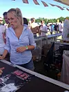 Amalie fløj rundt bag baren sammen med kæresten Peter. Foto: Jeanet Rosenkjær