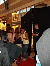 Her er Sy Lee omringet af fans, hvor han gladeligt skriver autografer. (Foto: Privat)