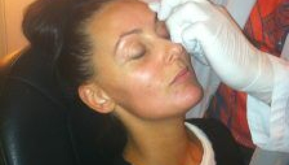 Helene ligger her klar i stolen. Pigerne fik god behandling hos klinik Qura. (Foto: privat)