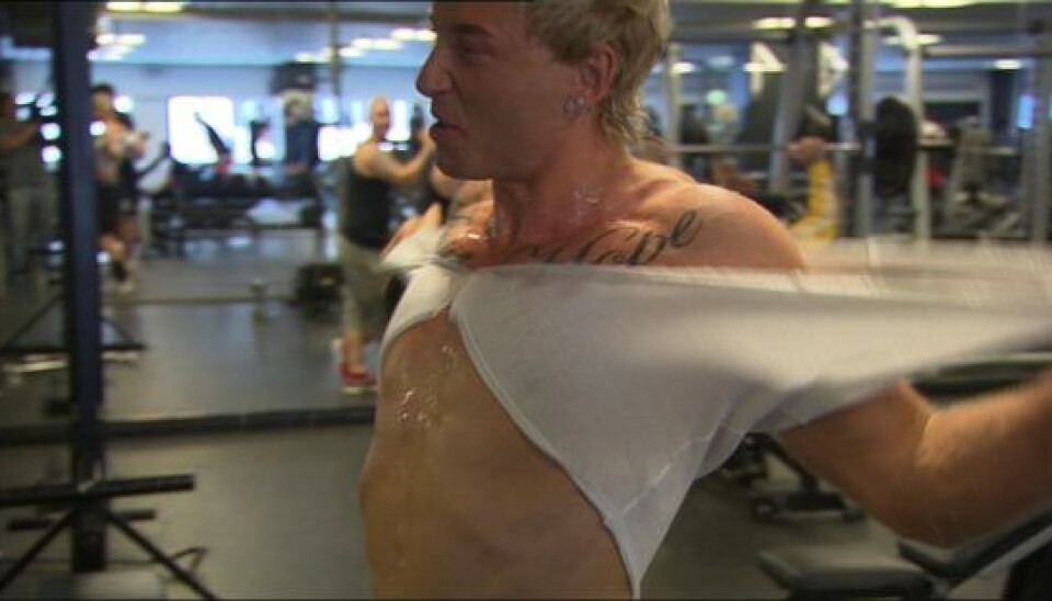 Kamil er ikke bleg for at vise sin krop frem for damerne. (Foto: TV3)