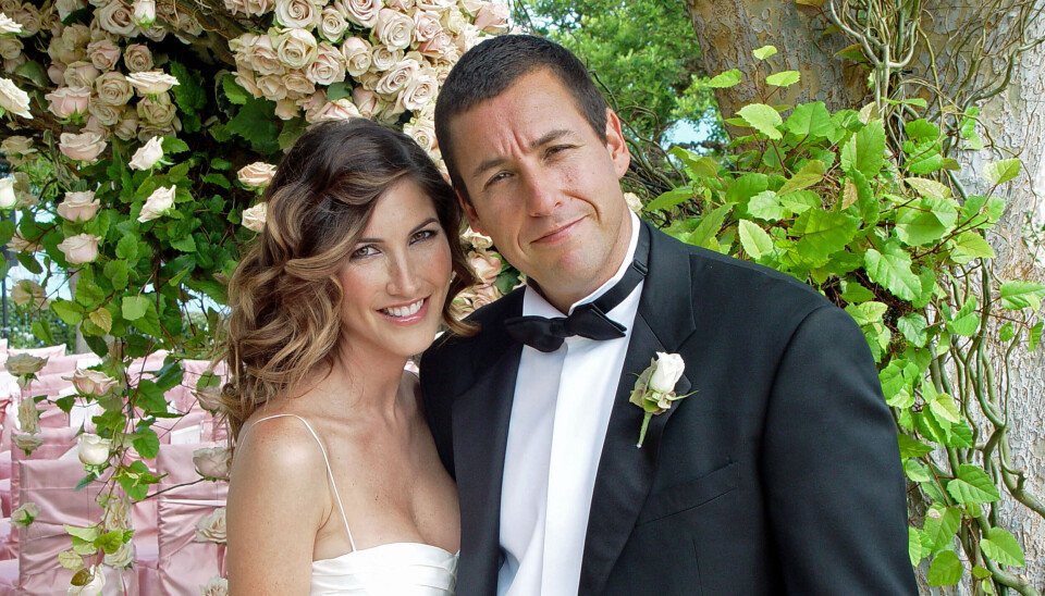 Adam Sandler, 53, med sin kone Jackie Sandler, 48,
på deres bryllupsdag i juni 2003. Parret har været
sammen i 23 år og mødte hinanden under produktionen af filmen 'Big Daddy', som udkom i 1999.