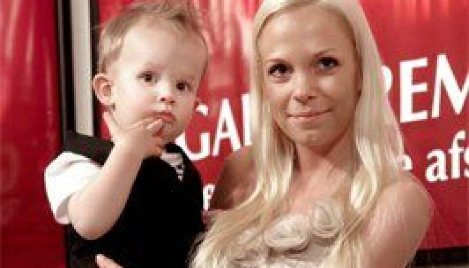 Sine med sønnen Oliver tilbage i 2010. (Foto: SBS)