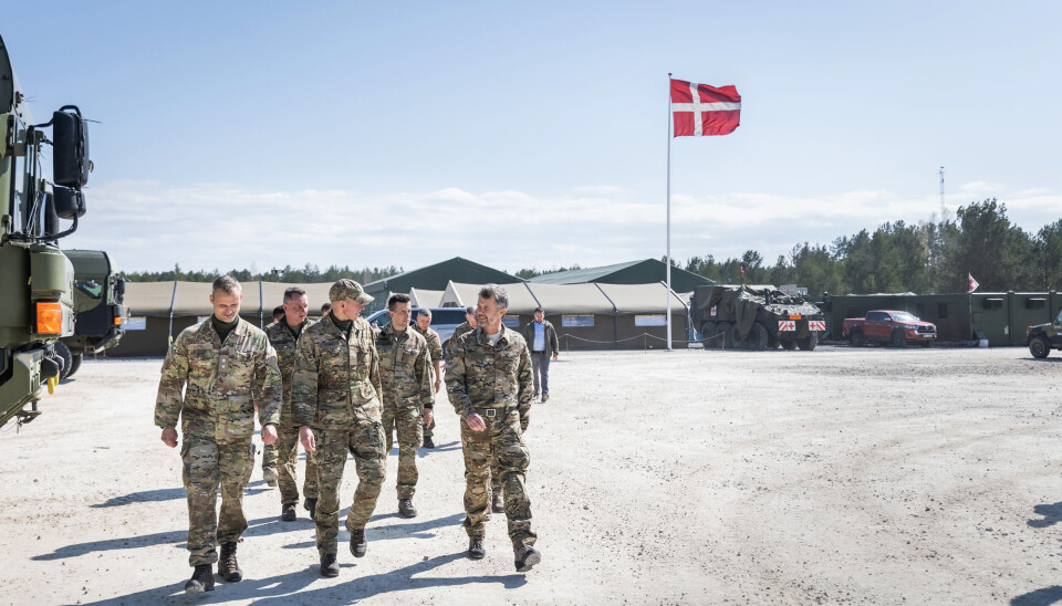 Udover
besøget i
Camp Valdemar var
han også
på besøg i
hovedkvarteret for
den Multinationale
Division
Nord samt
den lettiske
brigades
hovedkvarter
