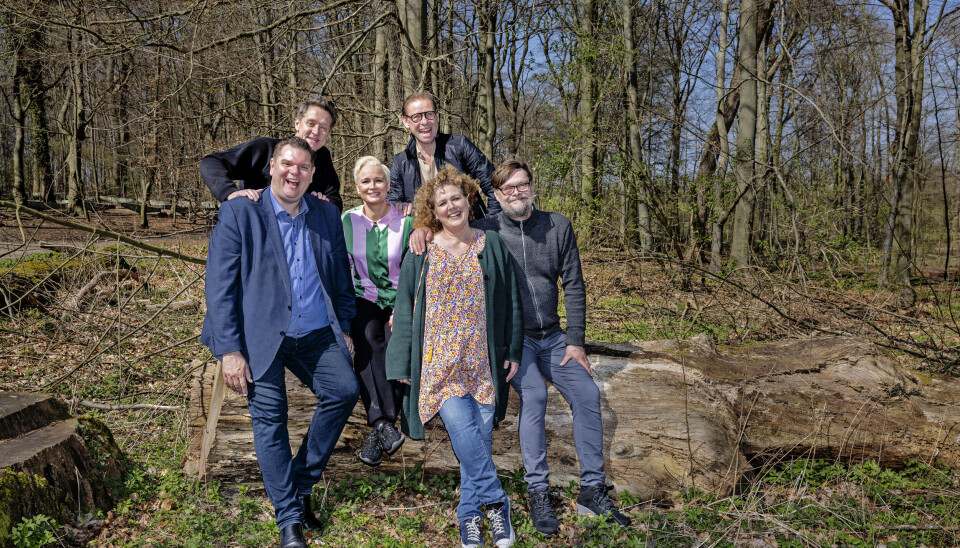 Lars Arvad,
Vicki Berlin,
Lone Rødbroe
og Thomas
Mørk, 60, har
alle spillet i
Odense Som
-
merrevy før,
mens Henrik
Lykkegaard
og Tom Jen
-
sen, 57, er de
to nye, men
fortsat garve
-
de, drenge i
klassen.