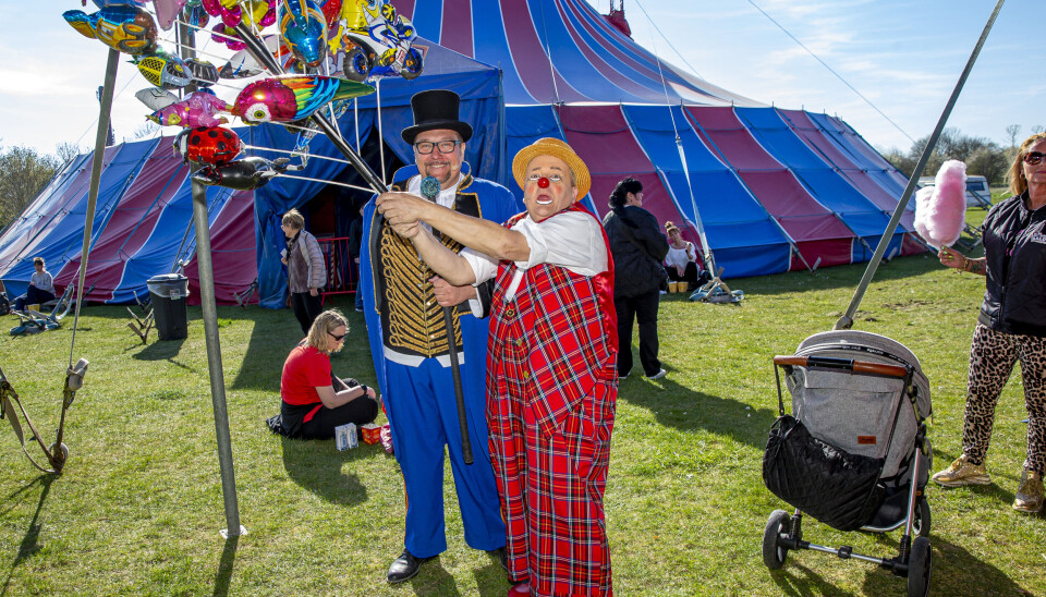 Selv om Amin har et travlt forår med cirkus, så passer han også sine andre jobs. – Jeg er færdig allerede
ved 19-tiden på hverdage og omkring 17 i weekender,
så det nyder jeg også at have tid til. Det er rart at
kunne lave forskellige ting, siger Amin, der her ses
med klovnen Tøffe