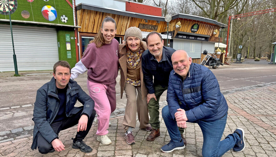Årets revyhold, der også
tæller Merete Mærkedahl,
41, fik op til premieren
foreviget deres fodafryk
foran teltet.