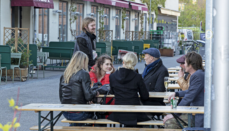 Inden filmen fik Lars en forfriskning med
fruen og vennerne. Han sagde straks ja, da
en hjemløs spurgte, om han ville købe et Hus
Forbi-blad.