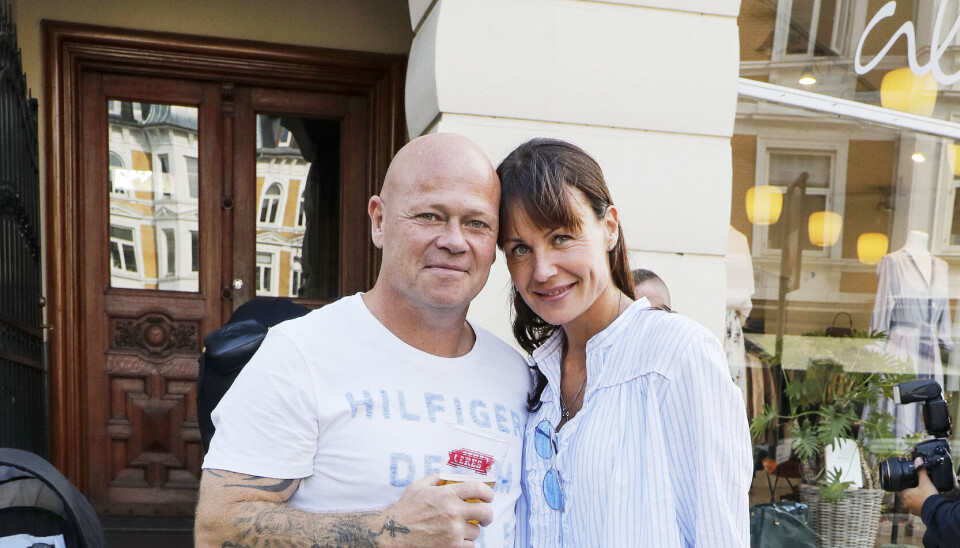 ”Verdens lækreste” kalder Stig kæresten Heidi
Østerlund, og til sin 50-
års fødselsdag friede
han faktisk til hende
og fik sit ja. Men parret
mangler endnu at komme i kirke og blive gift