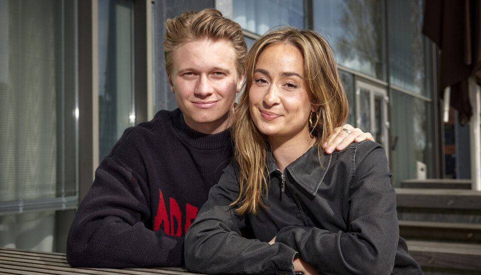 – Mathias (Käki Jørgensen, som spiller Lauras kæreste Benjamin, red.) var så sød til hele tiden at spørge, om jeg lige skulle have en hånd, mens vi optog,
så jeg måtte lige sige: 'Jeg er jo ikke
rigtigt gravid, fortæller
Mia.