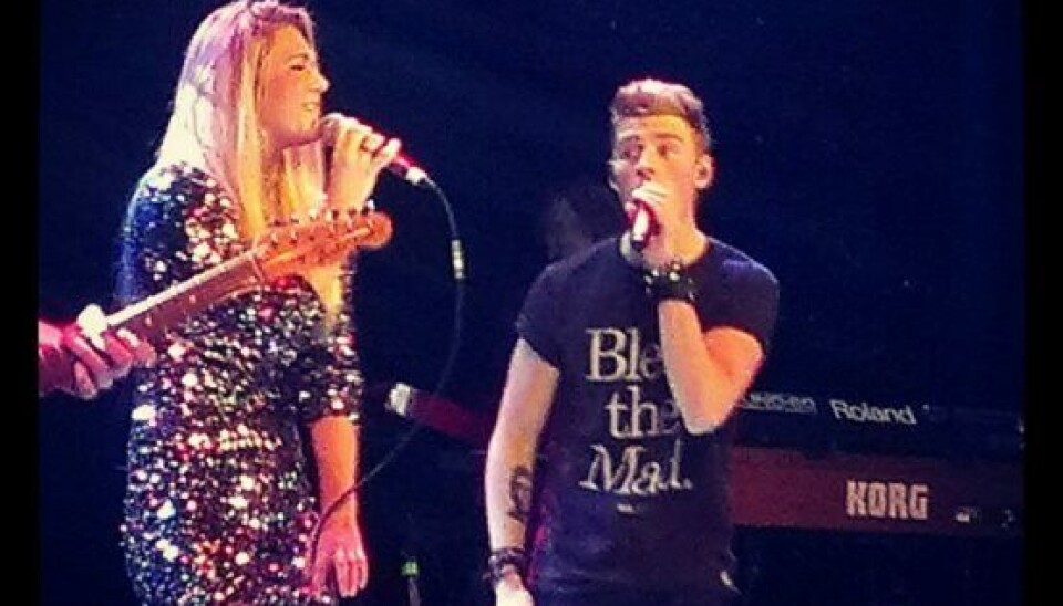 Her er Heidi i fuld gang med at synge duet med Medinas kæreste, Christopher. (Foto: Privat)