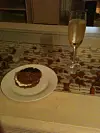 Den flotte eksamen blev fejret med yndlingskagen og champagne. Foto: Privat