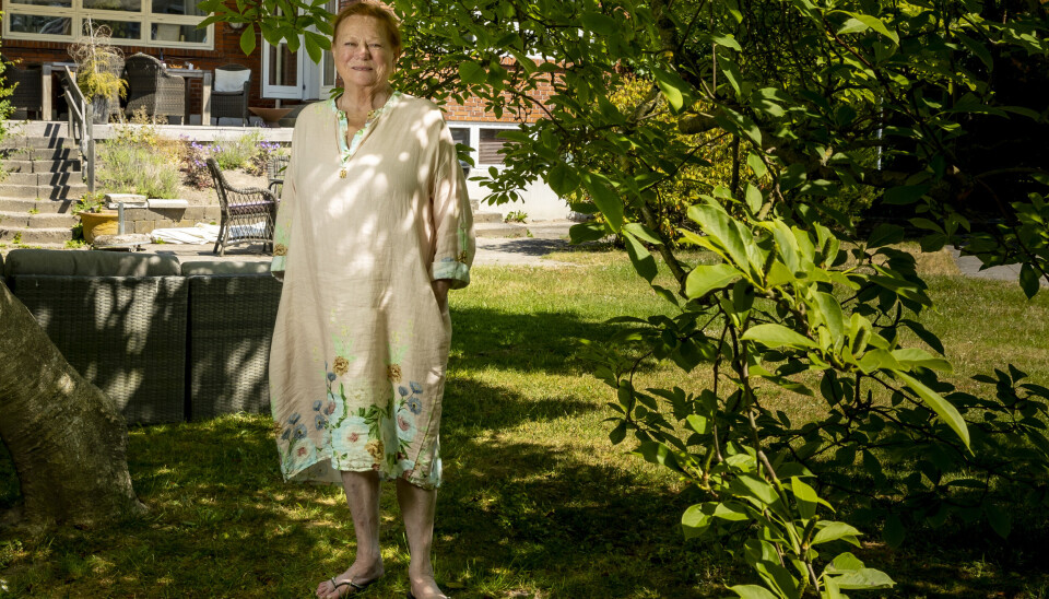 – Det er overhovedet ikke hårdt at spille revy. Jeg har
gjort det hele mit liv. Jeg kan stadig tænke hurtigt,
skifte tøj hurtigt. Når jeg så er færdig og sidder hjemme i sofaen, så er jeg mere træt, end da jeg var 50.