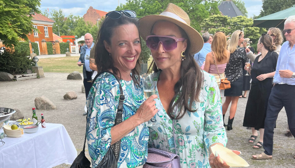 Marie Askehave, 49, nød et
glas champagne i selskab med
Szhirley, 46.