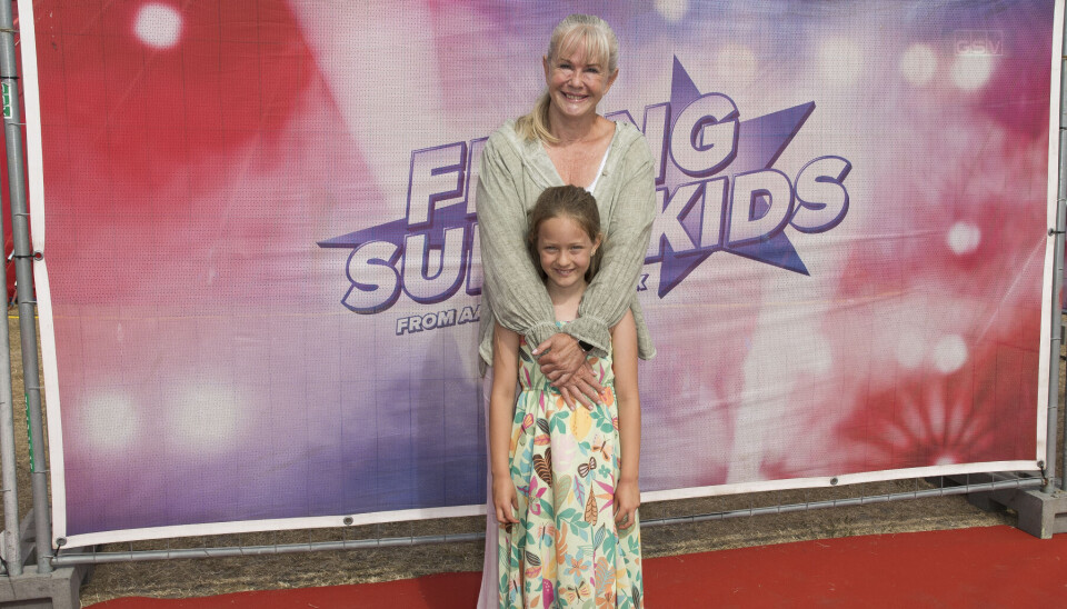 Flying Superkids premiere Charlottelund Fort 2023. Birgit Aaby med barnebarn
