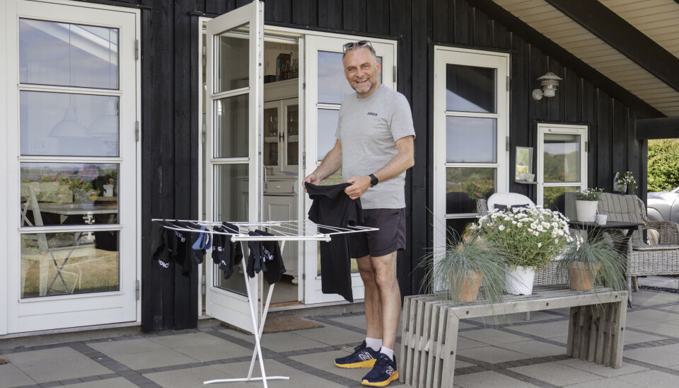 Et skønt sommerhus direkte på stranden danner
rammen om Jespers arbejdssommer, mens han spiller revy.
