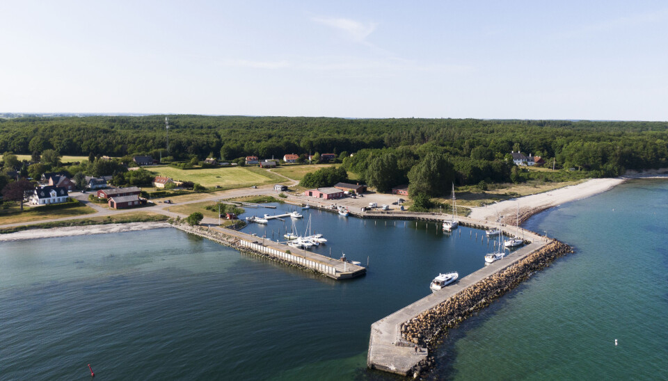 Hesnæs havn er omkranset af strand på
begge sidder, og det klare vand kunne
næsten passe til kysten på Kreta.