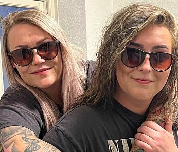 SE BILLEDET: 'Kærlighed hvor kragerne vender'-par har fået kærestetatovering