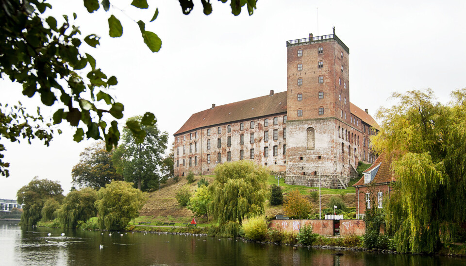 Koldinghus fik sin karakteristiske profil omkring 1600, da Christian
4. forhøjede vestfløjen
med en etage og opførte det såkaldte Kæmpetårn.