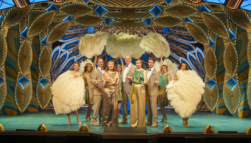 Holdet i Cirkusrevyen i år er Niels Ellegaard, Bodil Jørgensen,
Niels Olsen, Merete Mærkedahl og Mads Knarreborg bakket op af
dansere og sangere.