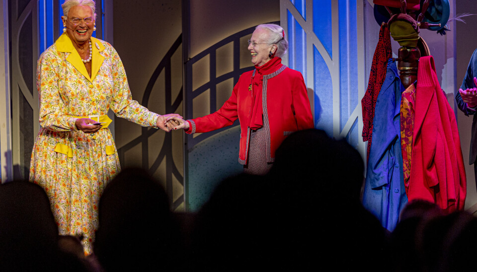 Ulf Pilgaard klædt ud som dronningen hilser på dronning Margrethe på scenen i Cirkusrevyen.