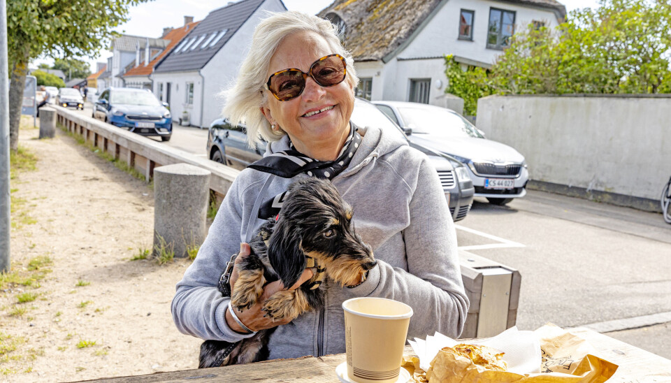 Gravhunden Sonja på
halvanden år måtte for
nylig en tur til dyrlægen
for at blive steriliseret.
– Hun blev kunstigt
gravid. Det er det mest
mærkelige, jeg har oplevet. Hun fik mælk i
dievorterne, og vi havde
en bamse, hun slæbte
rundt på. Hun var simpelthen hormonforstyrret, fortæller Pia.