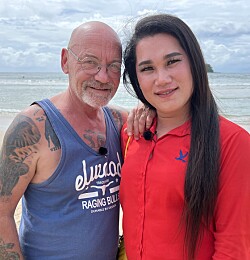 Se klippet: Tony og Saiyan viet blandt turister