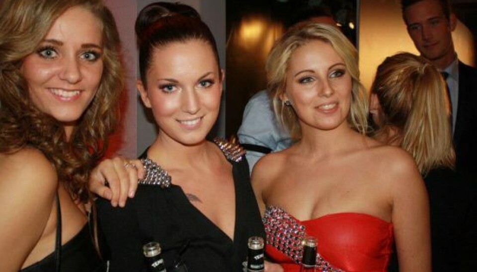 Anna (tv), Mette og Camilla var klar på spørgsmål fra journalisterne, da der i aftes var til snigpremiere på 'Paradise Hotel'. (Foto: TV3)