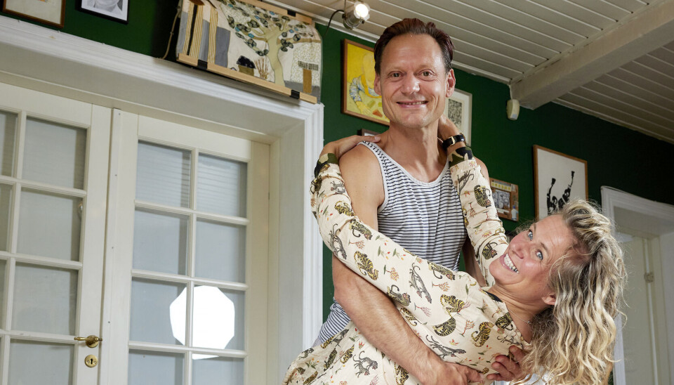 – Fedt, at de har
skabt plads til et dansegulv, for vi elsker jo
fester, og diskokuglen
havde vi i forvejen.