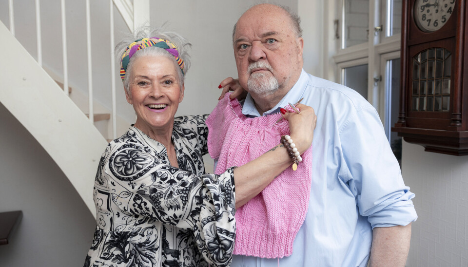 Anne Karins revykollega i ”Revyperler”
Flemming Jensen lægger gerne krop til Anne
Karins eksperimenter.– Men lyserød er altså
ikke lige min farve, indvender Flemming.