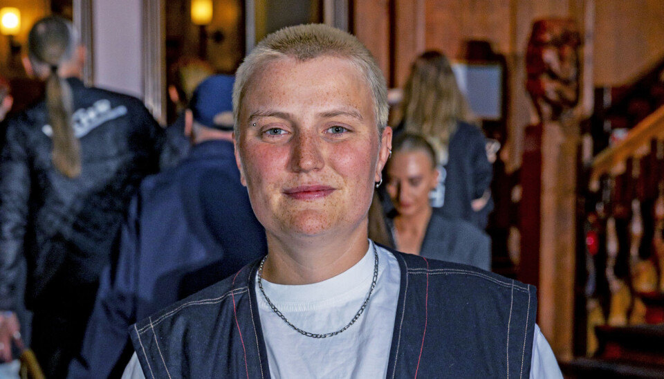 Helle ThorningSchmidts ældste barn,
Milo Kinnock, 24, var
vild med mors modeljob. – Det var så fedt.
Hun var jo den første,
og hun så SÅ godt ud.
Og så sammen med
Tessa til sidst. Det var
meget powerfuldt