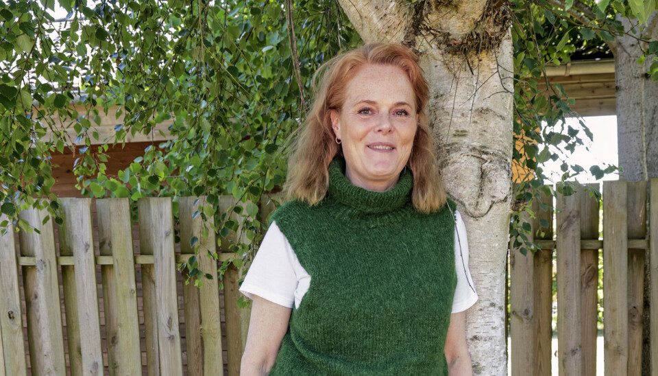 – Vi har
taget
vores
podcast-optager
med, og
jeg vil
gerne
ud til fyret, hvor
der går
nogle
får med
en helt
speciel
uld.