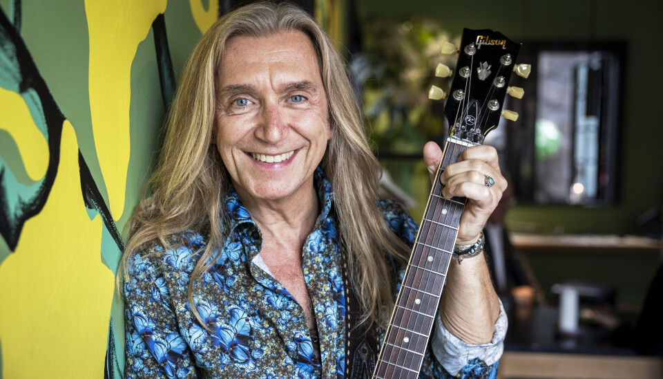 – Jeg får
lov at spille
Shu-bidua med
tænderne
og guitaren bag
nakken,
fortæller
B-Joe, 57,
som i 16 år
har spillet
sammen
med Michael Hardinger i i
Hardinger
Band.