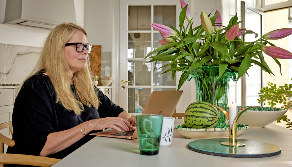 Julie sidder lige nu og skriver på den 10. krimiroman om den meget populære drabsefterforsker Rebekka Holm.