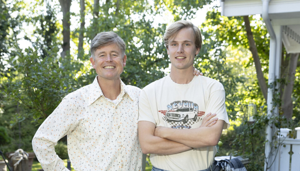 – Jeg føler
mig lidt
som en
diskokonge
i det tøj,
siger Caspar Phillipson, 52,
grinende,
mens hans
søn, Silas
Phillipson,
25, afslører: – Jeg
har faktisk
været i dameafdelingen for at
finde disse
70'er-bukser.