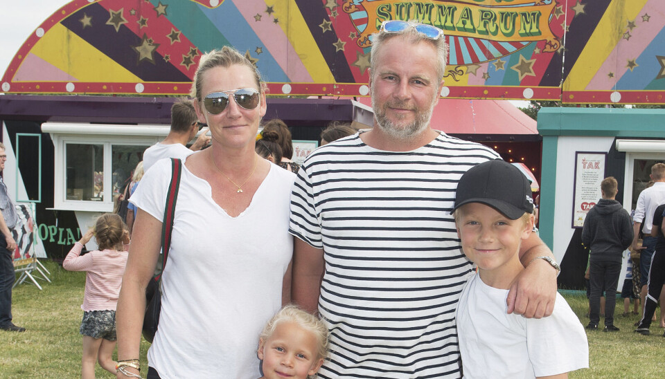 Uffe med hustruen,
Malene, som han
har været sammen
med i 27 år, og
børnene Holly og
Texas, som i dag er
ni år og 15 år. – Det
er det her, det hele
handler om. Min
dejlige familie. Alt
andet er jo bare
sjov og ballade.