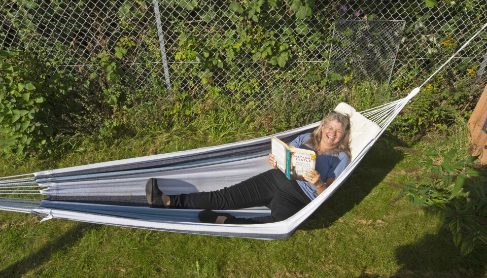 Mette har klunset
alt i kolonihaven
og skuret, undtagen hængekøjen.