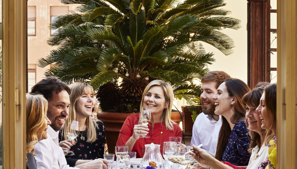 Mamma Eva i cen
-
trum ved middagsbordet i Rom med
datteren, Sofia på
24, til venstre og
sønnen, Camilo på
28, til højre samt
familie og venner.