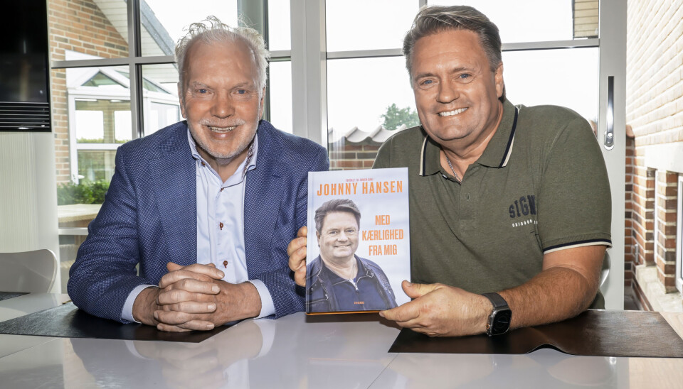 Det er radiovært Søren Dahl, 65, der har
skrevet Johnnys nye biografi. – Vi er jo begge
thyboer, så der er gået mange timer, hvor vi
ikke har sagt så meget, men så er vi stille
og roligt blevet trygge ved hinanden. Det er
mange timers samtaler, der er skrevet ned
og skrevet om, så det blev Johnnys fortælling, lyder det fra Søren.
