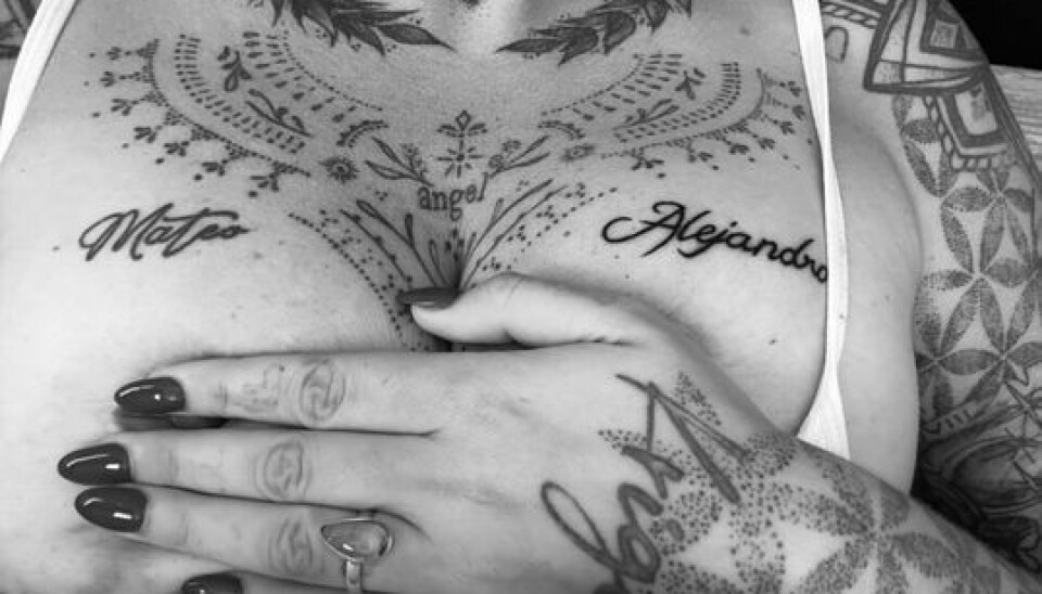 Fie Laursens tatovering af sønnen og mandens navne