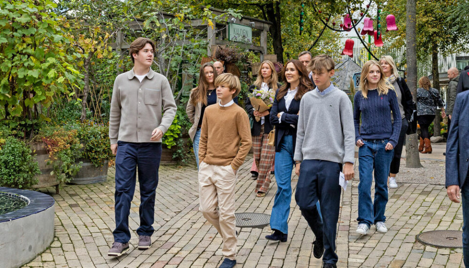 Kronprinsfamilien ankom i selskab med gode venner. Udover Jeppe Handwerk, 54, og hans døtre, Palma og India, var også Susanne Persson, 47, som er gift med Jarl Friis-Mikkelsen, der med deres datter, Ella, 12. Ella er prinsesse Josephines veninde, og de deltog i årets Royal Run sammen