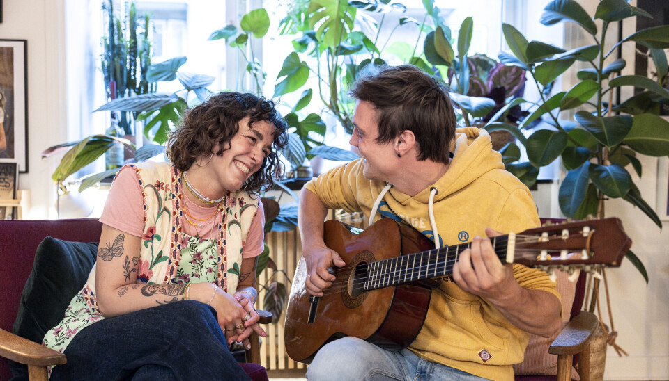 – Vi er forskellige. Camilla har mere tempo og
er måske mere spontan med idéer. Det kan godt
gavne mig, fortæller Mads, mens Camilla tilføjer:
– Og Mads har en enestående evne til at være til
stede, hvorend han er. Han er virkelig fordybet,
men også hylende morsom.