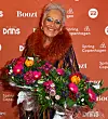Anette Oxelbøll, 67, med blomster til vennen Thomas Evers Poulsen og hans partner, Özlem Cekic.