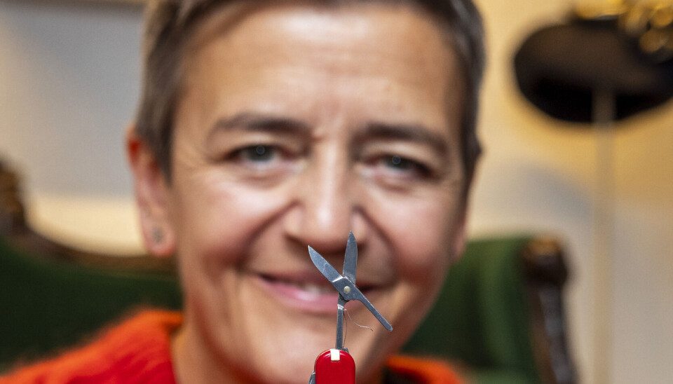 – Når man rejser med
strikketøj, så må man
have en lille saks med.
Den tager de ikke i sikkerhedskontrollen i lufthavnen. Og så træpinde. Jeg
har ved en fejl taget metalpinde med. Dem tog de.