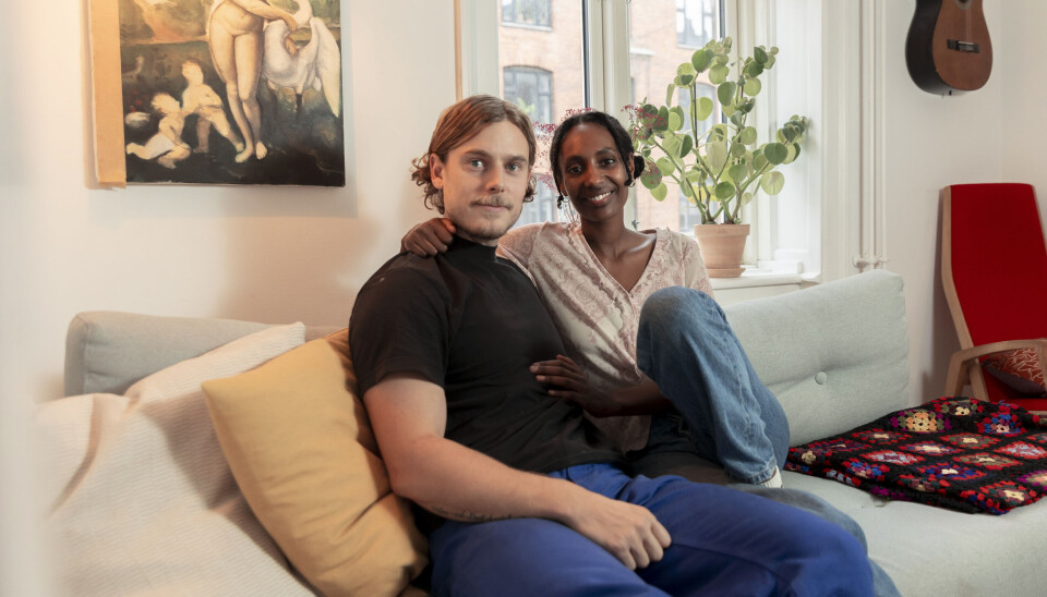 Til dagligt skriver Albert, som har gået på forfatterskole i Norge, skønlitteratur og arbejder som handicaphjælper. Winta er i gang med at tage en kandidatuddannelse i Humanbiologi og skriver speciale
om spiserørskræft og mavesækskræft.