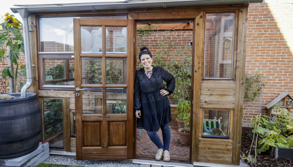– Det har betydet meget for mig at få gjort haven brugbar,
fordi vores hus ikke er særlig stort, fortæller Rikke, der
sammen med sin kæreste, har bygget drivhuset af husets
gamle vinduer.
