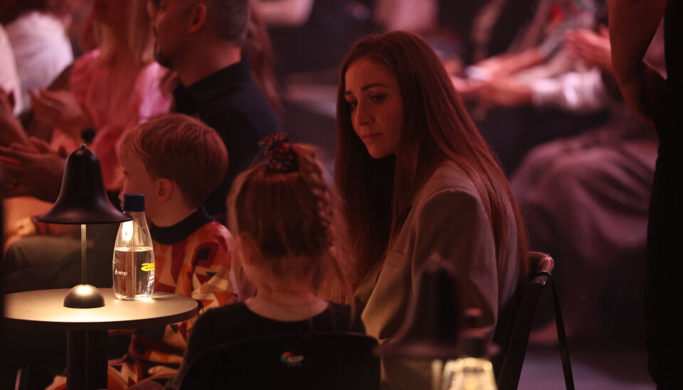 Stephanie Fisker i studiet med sine to ældste børn.