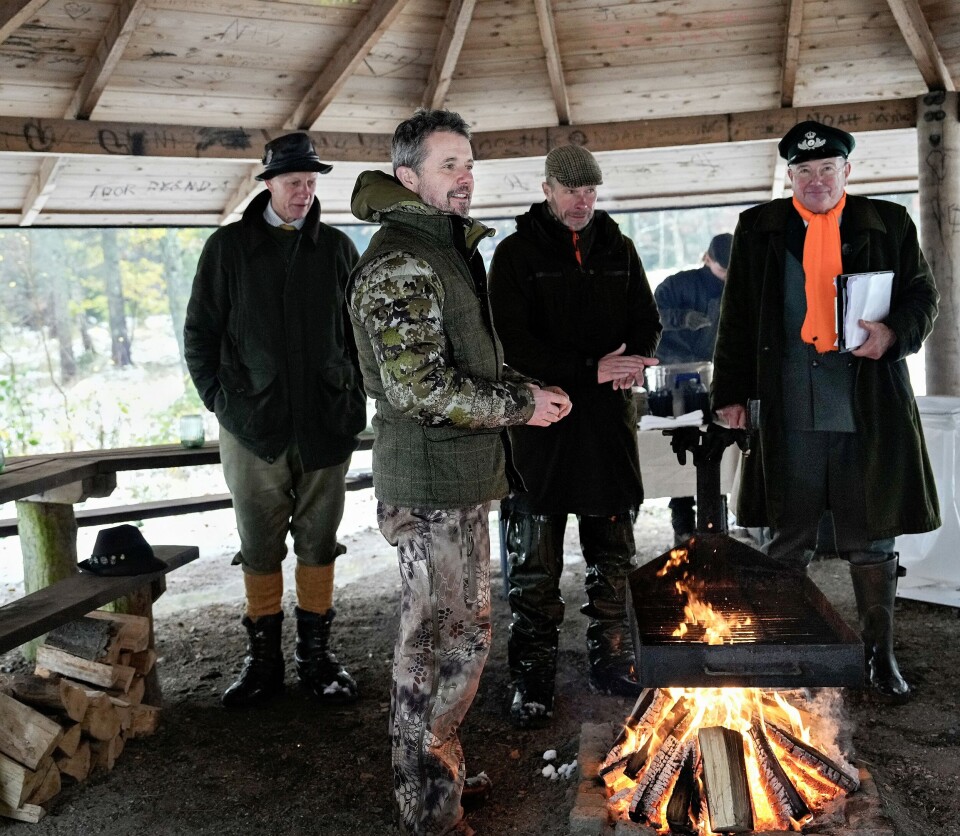I en pause under jagten sørgede hofjægermesteren for at Frederik varmen med blandt andre godsejerne Peter Busck fra Rye Nørskov Gods og Axel Castenschiold fra Pandebjerg, som i mange år var kæreste med Sofie Lassen-Kahlke.