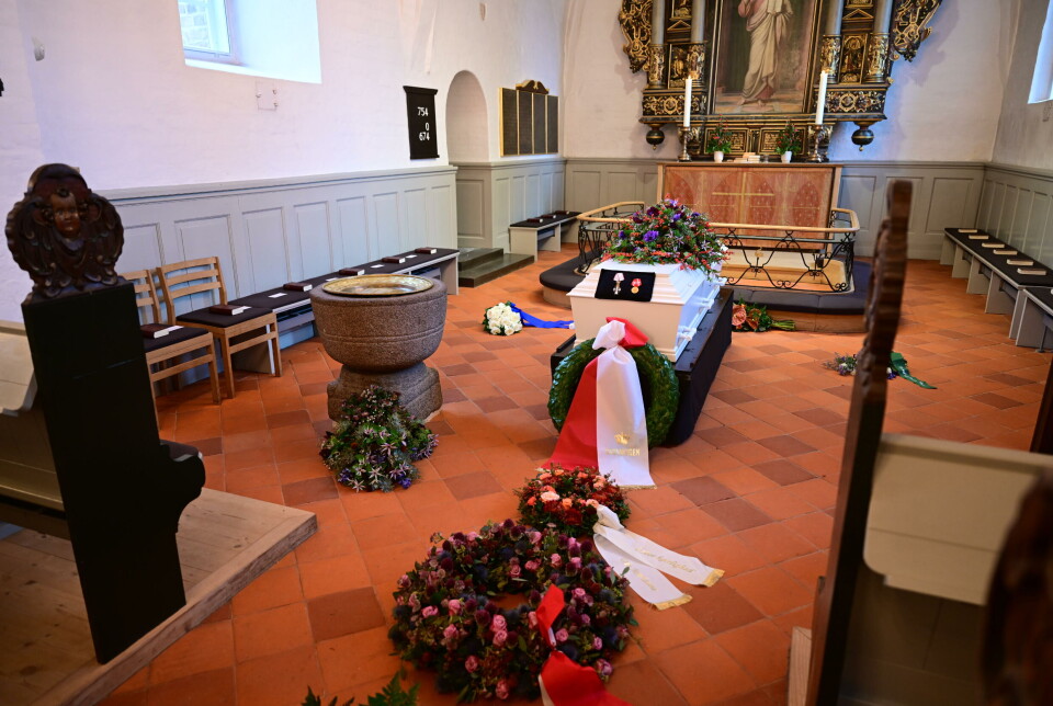 Foran kisten lå en krans fra dronningen samt hans to ordner. Kommandørkorset og Ingenio et arti, den sjældne medalje for videnskab og kunst, som majestæten tildelte ham i 1998.