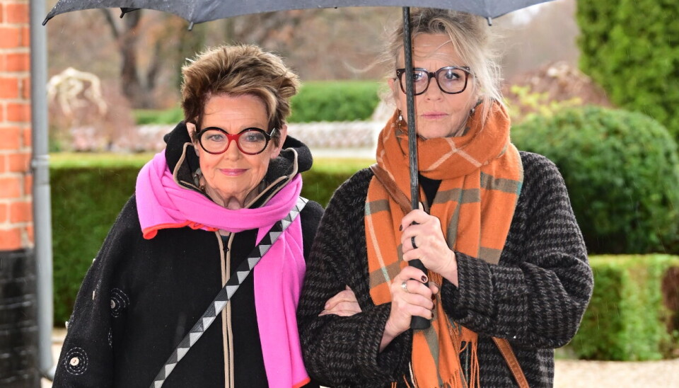 En bevæget Ghita Nørby ankom til Søllerup Kirke ledsaget af skuespiller Benedikte Hansen.