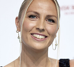 To uger efter vild operation: Fester løs på krykker